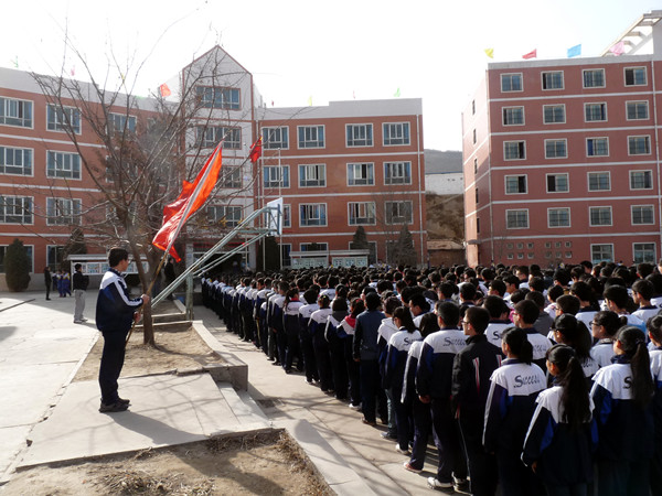 成功学校3月5日学雷锋 做社会有用之人