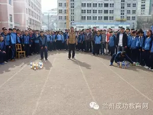 成功初中组织趣味“足球式保龄球”比赛