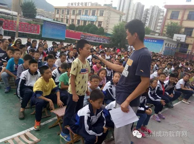 我就是那个懂礼貌，守规矩，有思想的成功小学生！