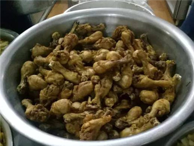 “哇，好香的鸡腿！”