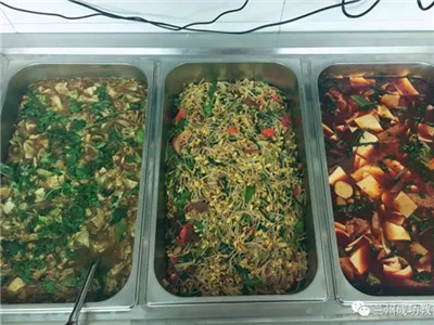 同学们，开饭喽！