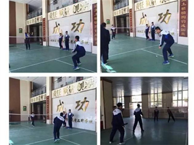 课间时间干什么？羽毛球打起来．．．．．．