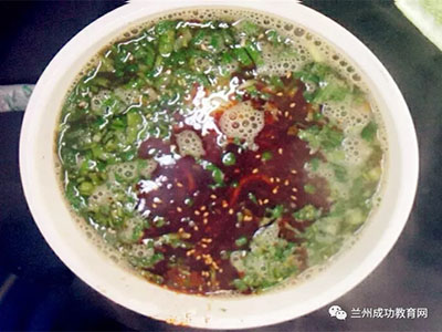 金大碗牛肉面入驻成功学校啦！赶紧排队走！