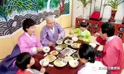 外国孩子的餐桌教育，值得中国父母反思！