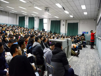 上数学课还要提前抢座？ 这个大学老师不一般