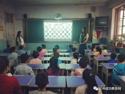 今天，成功小学迎来了一群“小精灵”