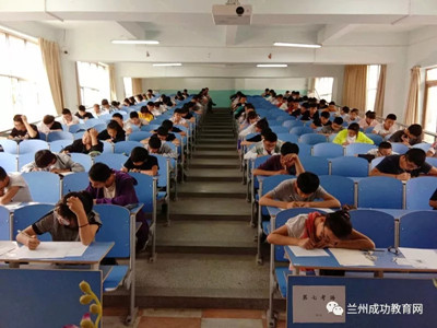 直击现场！兰州成功初中举行插班生考试