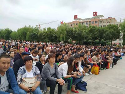 力借东风竞百舸，众志成城扬劲帆