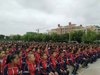“我的孩子董文学习成绩逐年提高......”——家长代表在开学典礼上的发言