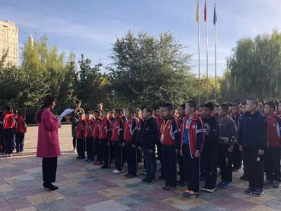立德树人 修身育才----河西成功学校举行升国旗仪式并召开教学工作总结大会