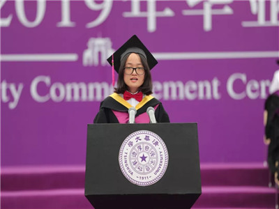 镇原张薇代表数千名毕业生在清华大学毕业典礼发言：用一年时间，做一件终生难忘的事