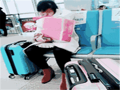 孩子对不起，放下工作养不起你，拿起工作陪不了你！看哭了无数人...