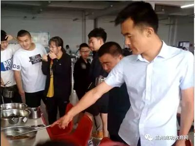 比刀功 show厨艺，成功师傅亮绝活！