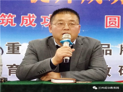努力就能优秀，勤奋就能成功 ——初三年级召开期中考试总结暨表彰大会
