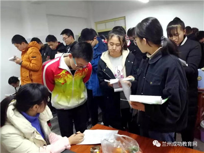 励志每一天，奋斗每一刻！在成功，我们都是行走的学子