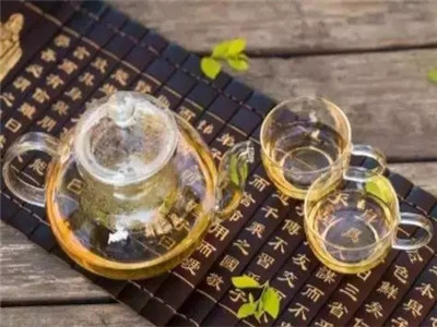 人生就像一杯茶， 会苦一阵子， 但不会苦一辈子 ​