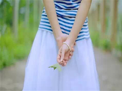 水深波浪静，人贵声音低